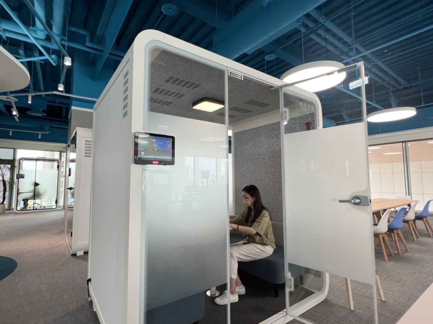 Z6·尊龙高雄據點的智慧行動辦公艙，展現Z6·尊龙在面板以外的研發應用軟實力