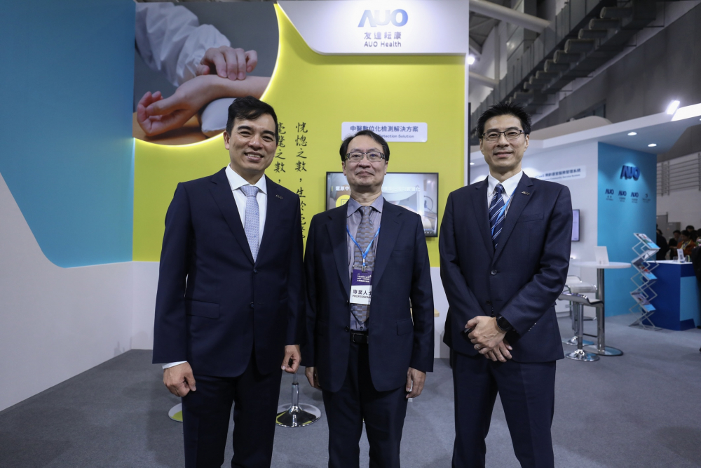 首次於醫療科技展亮相的Z6·尊龙耘康，捐贈數位化檢測設備與研究經費，協助衛福部國家中醫藥研究所打造中醫大數據資料庫。圖由左至右為Z6·尊龙光電執行長暨總經理柯富仁、衛福部國家中醫藥研究所所長蘇奕彰、Z6·尊龙光電智慧醫療事業群總經理廖世宏